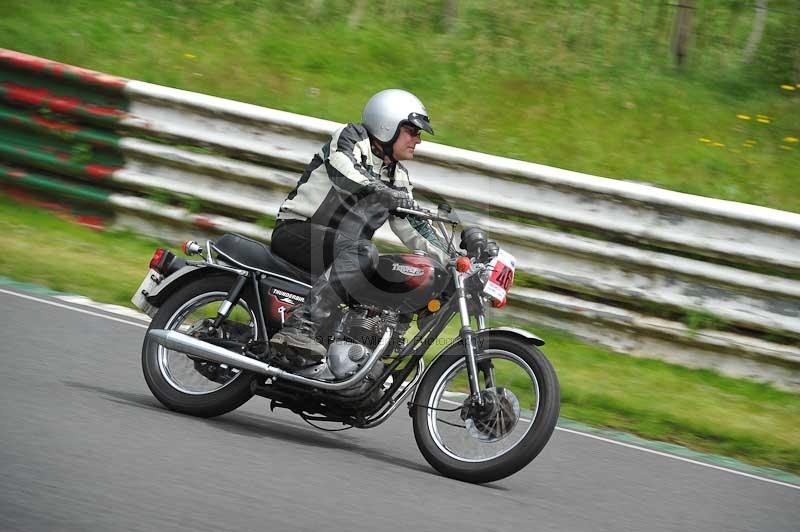 Mallory park Leicestershire;Mallory park photographs;Motorcycle action photographs;classic bikes;event digital images;eventdigitalimages;mallory park;no limits trackday;peter wileman photography;vintage bikes;vintage motorcycles;vmcc festival 1000 bikes