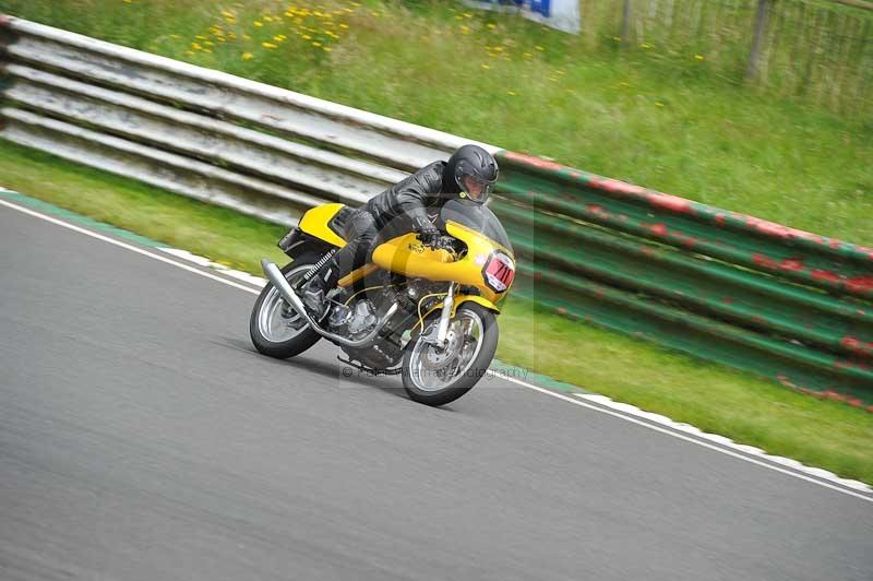 Mallory park Leicestershire;Mallory park photographs;Motorcycle action photographs;classic bikes;event digital images;eventdigitalimages;mallory park;no limits trackday;peter wileman photography;vintage bikes;vintage motorcycles;vmcc festival 1000 bikes