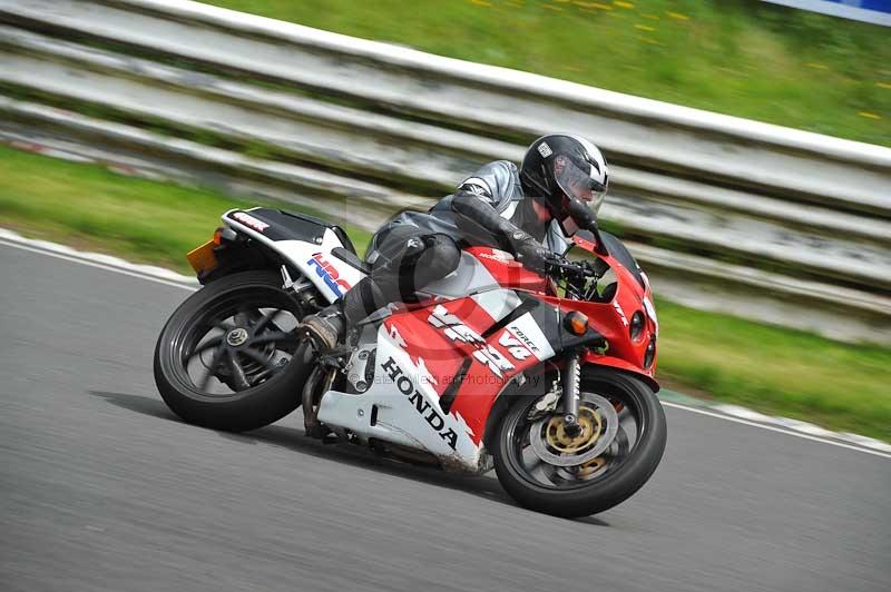 Mallory park Leicestershire;Mallory park photographs;Motorcycle action photographs;classic bikes;event digital images;eventdigitalimages;mallory park;no limits trackday;peter wileman photography;vintage bikes;vintage motorcycles;vmcc festival 1000 bikes