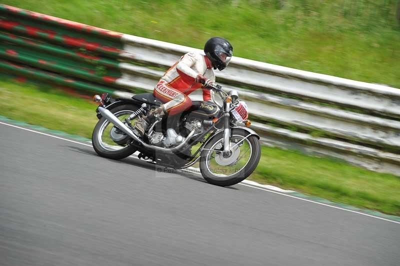 Mallory park Leicestershire;Mallory park photographs;Motorcycle action photographs;classic bikes;event digital images;eventdigitalimages;mallory park;no limits trackday;peter wileman photography;vintage bikes;vintage motorcycles;vmcc festival 1000 bikes