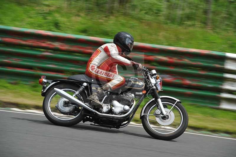Mallory park Leicestershire;Mallory park photographs;Motorcycle action photographs;classic bikes;event digital images;eventdigitalimages;mallory park;no limits trackday;peter wileman photography;vintage bikes;vintage motorcycles;vmcc festival 1000 bikes