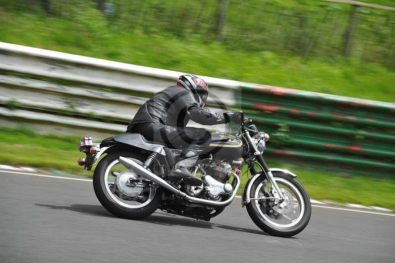 Mallory park Leicestershire;Mallory park photographs;Motorcycle action photographs;classic bikes;event digital images;eventdigitalimages;mallory park;no limits trackday;peter wileman photography;vintage bikes;vintage motorcycles;vmcc festival 1000 bikes