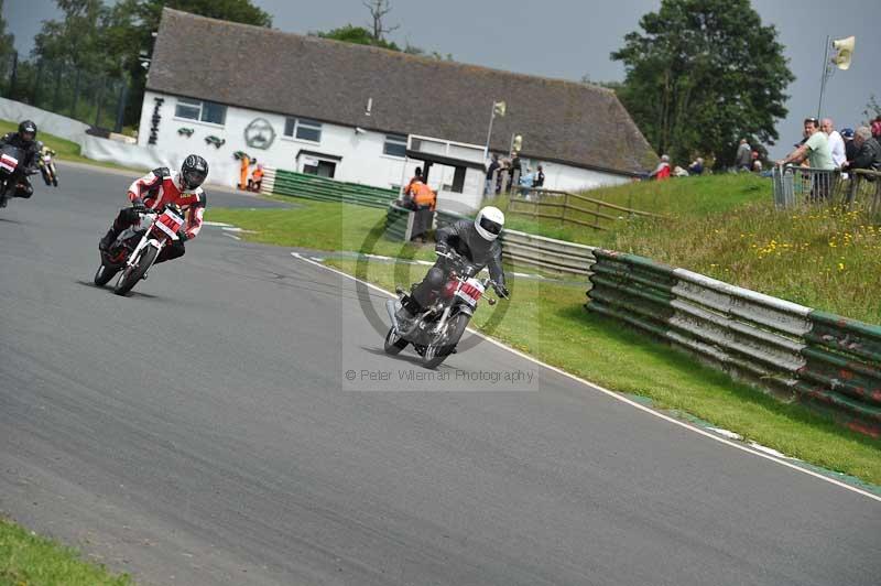 Mallory park Leicestershire;Mallory park photographs;Motorcycle action photographs;classic bikes;event digital images;eventdigitalimages;mallory park;no limits trackday;peter wileman photography;vintage bikes;vintage motorcycles;vmcc festival 1000 bikes