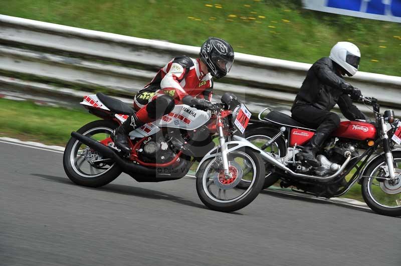 Mallory park Leicestershire;Mallory park photographs;Motorcycle action photographs;classic bikes;event digital images;eventdigitalimages;mallory park;no limits trackday;peter wileman photography;vintage bikes;vintage motorcycles;vmcc festival 1000 bikes