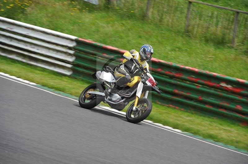 Mallory park Leicestershire;Mallory park photographs;Motorcycle action photographs;classic bikes;event digital images;eventdigitalimages;mallory park;no limits trackday;peter wileman photography;vintage bikes;vintage motorcycles;vmcc festival 1000 bikes