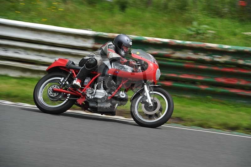 Mallory park Leicestershire;Mallory park photographs;Motorcycle action photographs;classic bikes;event digital images;eventdigitalimages;mallory park;no limits trackday;peter wileman photography;vintage bikes;vintage motorcycles;vmcc festival 1000 bikes