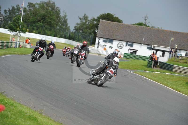 Mallory park Leicestershire;Mallory park photographs;Motorcycle action photographs;classic bikes;event digital images;eventdigitalimages;mallory park;no limits trackday;peter wileman photography;vintage bikes;vintage motorcycles;vmcc festival 1000 bikes