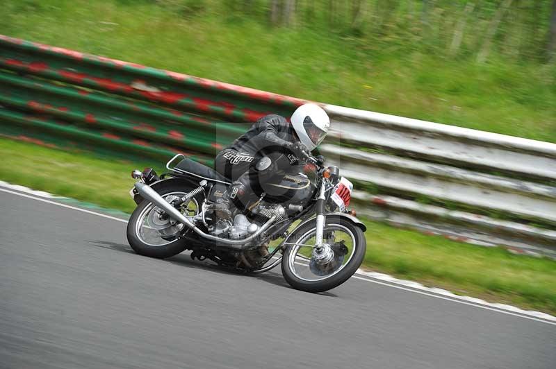 Mallory park Leicestershire;Mallory park photographs;Motorcycle action photographs;classic bikes;event digital images;eventdigitalimages;mallory park;no limits trackday;peter wileman photography;vintage bikes;vintage motorcycles;vmcc festival 1000 bikes