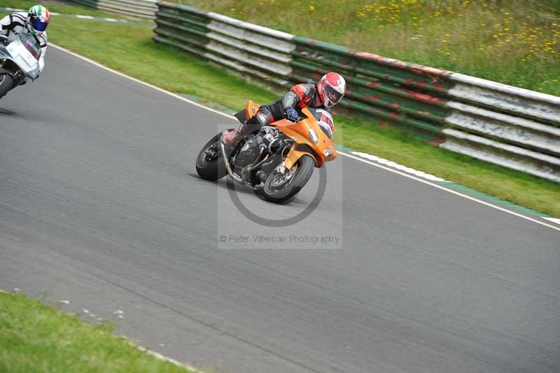 Mallory park Leicestershire;Mallory park photographs;Motorcycle action photographs;classic bikes;event digital images;eventdigitalimages;mallory park;no limits trackday;peter wileman photography;vintage bikes;vintage motorcycles;vmcc festival 1000 bikes