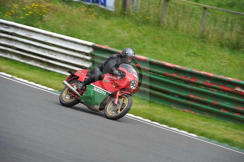 Mallory park Leicestershire;Mallory park photographs;Motorcycle action photographs;classic bikes;event digital images;eventdigitalimages;mallory park;no limits trackday;peter wileman photography;vintage bikes;vintage motorcycles;vmcc festival 1000 bikes