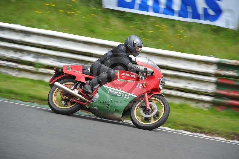 Mallory park Leicestershire;Mallory park photographs;Motorcycle action photographs;classic bikes;event digital images;eventdigitalimages;mallory park;no limits trackday;peter wileman photography;vintage bikes;vintage motorcycles;vmcc festival 1000 bikes