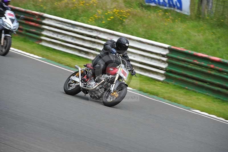 Mallory park Leicestershire;Mallory park photographs;Motorcycle action photographs;classic bikes;event digital images;eventdigitalimages;mallory park;no limits trackday;peter wileman photography;vintage bikes;vintage motorcycles;vmcc festival 1000 bikes