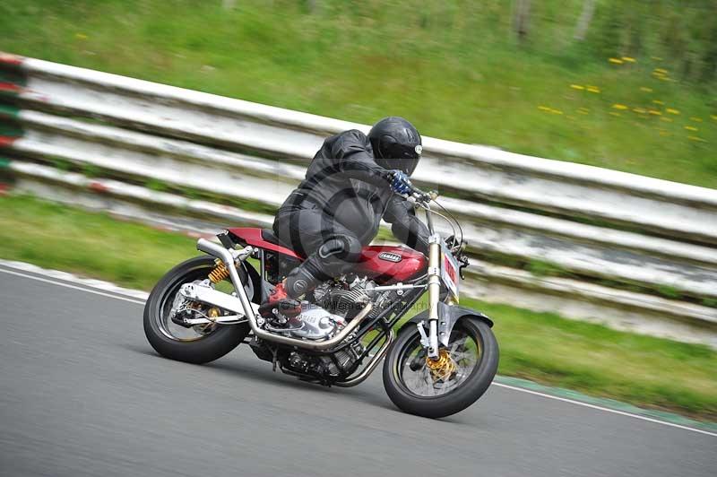 Mallory park Leicestershire;Mallory park photographs;Motorcycle action photographs;classic bikes;event digital images;eventdigitalimages;mallory park;no limits trackday;peter wileman photography;vintage bikes;vintage motorcycles;vmcc festival 1000 bikes