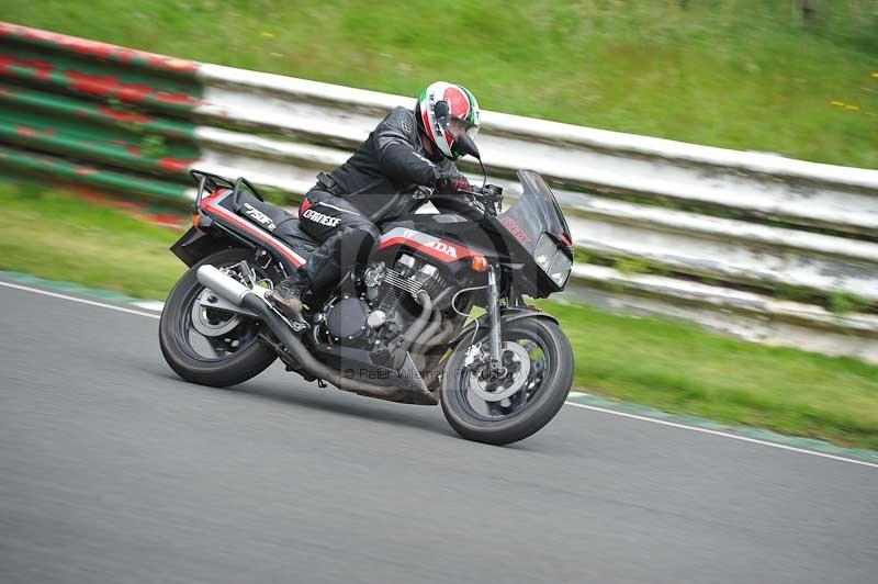 Mallory park Leicestershire;Mallory park photographs;Motorcycle action photographs;classic bikes;event digital images;eventdigitalimages;mallory park;no limits trackday;peter wileman photography;vintage bikes;vintage motorcycles;vmcc festival 1000 bikes