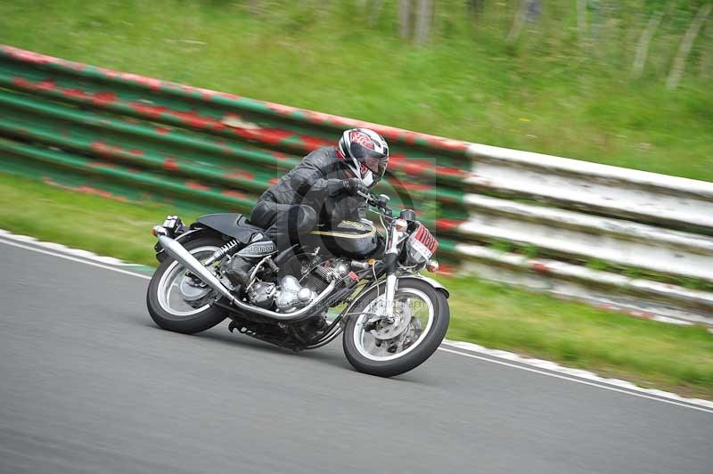 Mallory park Leicestershire;Mallory park photographs;Motorcycle action photographs;classic bikes;event digital images;eventdigitalimages;mallory park;no limits trackday;peter wileman photography;vintage bikes;vintage motorcycles;vmcc festival 1000 bikes