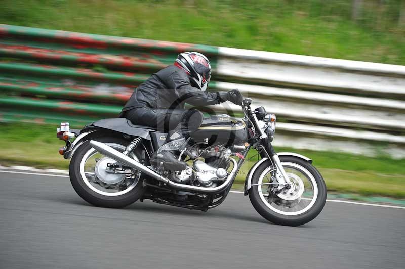 Mallory park Leicestershire;Mallory park photographs;Motorcycle action photographs;classic bikes;event digital images;eventdigitalimages;mallory park;no limits trackday;peter wileman photography;vintage bikes;vintage motorcycles;vmcc festival 1000 bikes