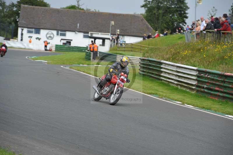 Mallory park Leicestershire;Mallory park photographs;Motorcycle action photographs;classic bikes;event digital images;eventdigitalimages;mallory park;no limits trackday;peter wileman photography;vintage bikes;vintage motorcycles;vmcc festival 1000 bikes