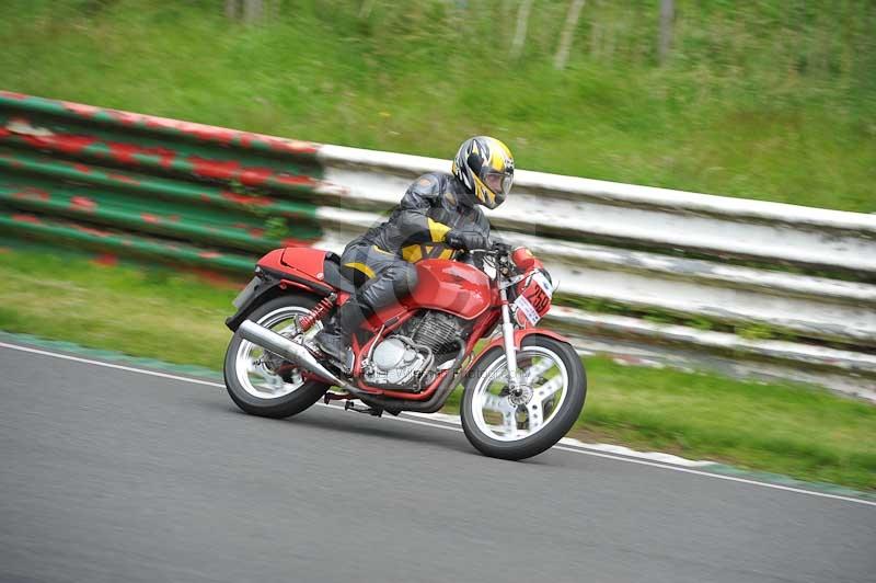 Mallory park Leicestershire;Mallory park photographs;Motorcycle action photographs;classic bikes;event digital images;eventdigitalimages;mallory park;no limits trackday;peter wileman photography;vintage bikes;vintage motorcycles;vmcc festival 1000 bikes