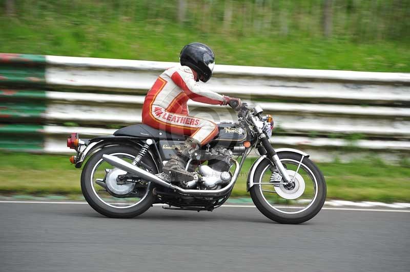 Mallory park Leicestershire;Mallory park photographs;Motorcycle action photographs;classic bikes;event digital images;eventdigitalimages;mallory park;no limits trackday;peter wileman photography;vintage bikes;vintage motorcycles;vmcc festival 1000 bikes