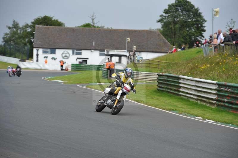 Mallory park Leicestershire;Mallory park photographs;Motorcycle action photographs;classic bikes;event digital images;eventdigitalimages;mallory park;no limits trackday;peter wileman photography;vintage bikes;vintage motorcycles;vmcc festival 1000 bikes