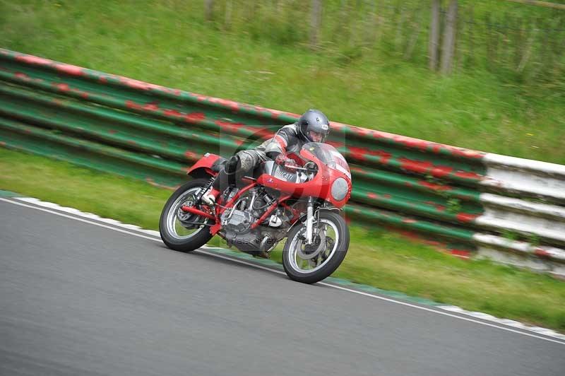 Mallory park Leicestershire;Mallory park photographs;Motorcycle action photographs;classic bikes;event digital images;eventdigitalimages;mallory park;no limits trackday;peter wileman photography;vintage bikes;vintage motorcycles;vmcc festival 1000 bikes