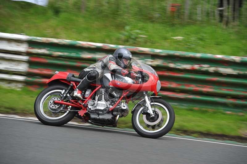 Mallory park Leicestershire;Mallory park photographs;Motorcycle action photographs;classic bikes;event digital images;eventdigitalimages;mallory park;no limits trackday;peter wileman photography;vintage bikes;vintage motorcycles;vmcc festival 1000 bikes