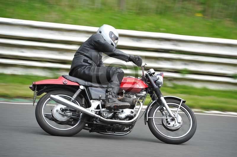 Mallory park Leicestershire;Mallory park photographs;Motorcycle action photographs;classic bikes;event digital images;eventdigitalimages;mallory park;no limits trackday;peter wileman photography;vintage bikes;vintage motorcycles;vmcc festival 1000 bikes