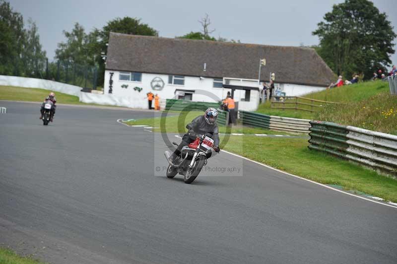 Mallory park Leicestershire;Mallory park photographs;Motorcycle action photographs;classic bikes;event digital images;eventdigitalimages;mallory park;no limits trackday;peter wileman photography;vintage bikes;vintage motorcycles;vmcc festival 1000 bikes