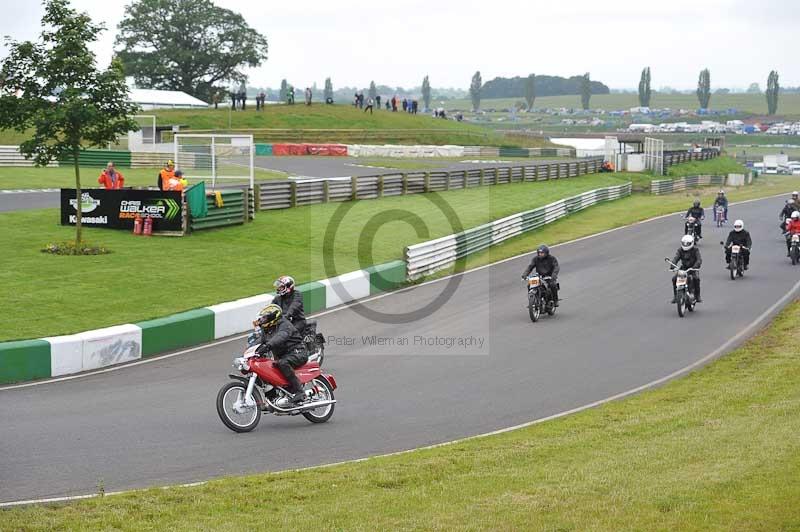 Mallory park Leicestershire;Mallory park photographs;Motorcycle action photographs;classic bikes;event digital images;eventdigitalimages;mallory park;no limits trackday;peter wileman photography;vintage bikes;vintage motorcycles;vmcc festival 1000 bikes