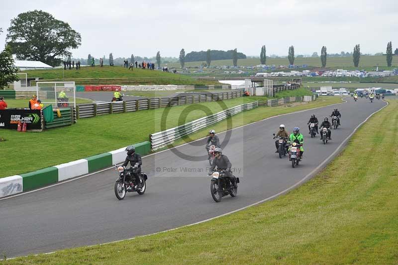 Mallory park Leicestershire;Mallory park photographs;Motorcycle action photographs;classic bikes;event digital images;eventdigitalimages;mallory park;no limits trackday;peter wileman photography;vintage bikes;vintage motorcycles;vmcc festival 1000 bikes