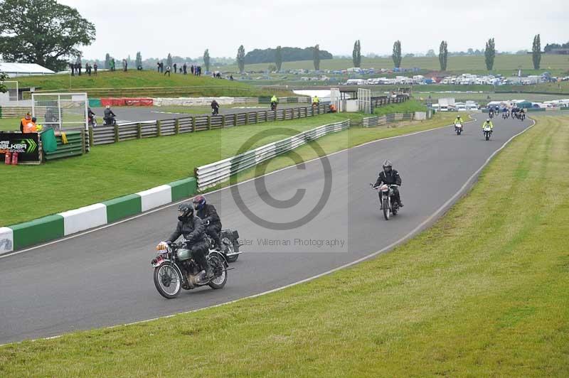 Mallory park Leicestershire;Mallory park photographs;Motorcycle action photographs;classic bikes;event digital images;eventdigitalimages;mallory park;no limits trackday;peter wileman photography;vintage bikes;vintage motorcycles;vmcc festival 1000 bikes