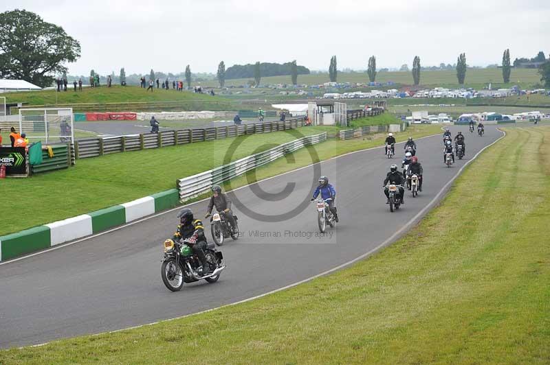 Mallory park Leicestershire;Mallory park photographs;Motorcycle action photographs;classic bikes;event digital images;eventdigitalimages;mallory park;no limits trackday;peter wileman photography;vintage bikes;vintage motorcycles;vmcc festival 1000 bikes