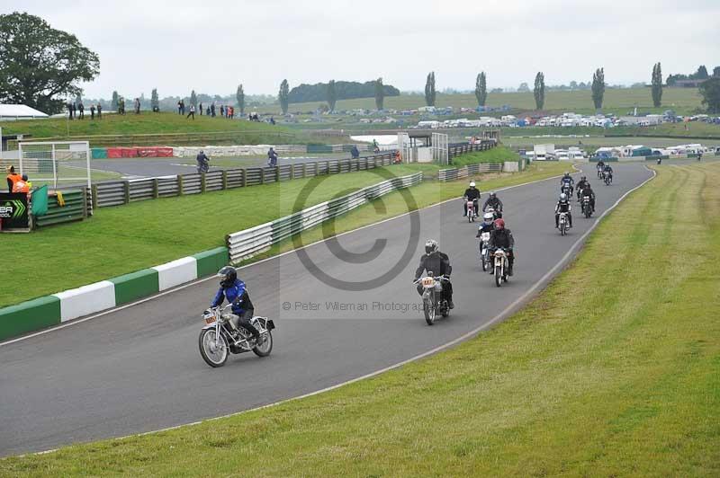 Mallory park Leicestershire;Mallory park photographs;Motorcycle action photographs;classic bikes;event digital images;eventdigitalimages;mallory park;no limits trackday;peter wileman photography;vintage bikes;vintage motorcycles;vmcc festival 1000 bikes