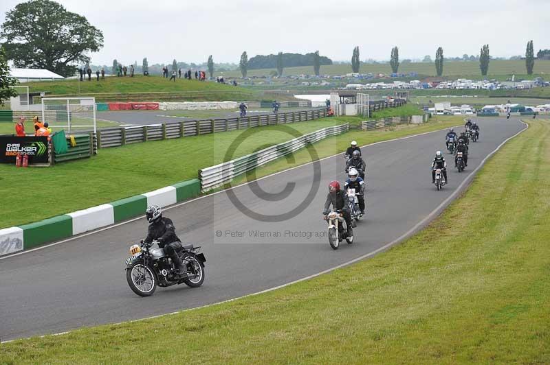 Mallory park Leicestershire;Mallory park photographs;Motorcycle action photographs;classic bikes;event digital images;eventdigitalimages;mallory park;no limits trackday;peter wileman photography;vintage bikes;vintage motorcycles;vmcc festival 1000 bikes