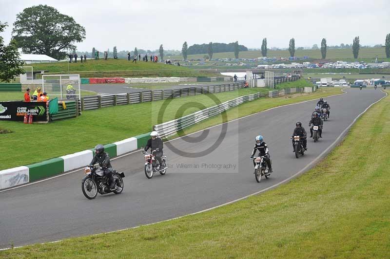 Mallory park Leicestershire;Mallory park photographs;Motorcycle action photographs;classic bikes;event digital images;eventdigitalimages;mallory park;no limits trackday;peter wileman photography;vintage bikes;vintage motorcycles;vmcc festival 1000 bikes