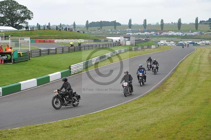 Mallory park Leicestershire;Mallory park photographs;Motorcycle action photographs;classic bikes;event digital images;eventdigitalimages;mallory park;no limits trackday;peter wileman photography;vintage bikes;vintage motorcycles;vmcc festival 1000 bikes