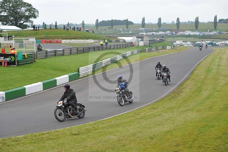 Mallory park Leicestershire;Mallory park photographs;Motorcycle action photographs;classic bikes;event digital images;eventdigitalimages;mallory park;no limits trackday;peter wileman photography;vintage bikes;vintage motorcycles;vmcc festival 1000 bikes