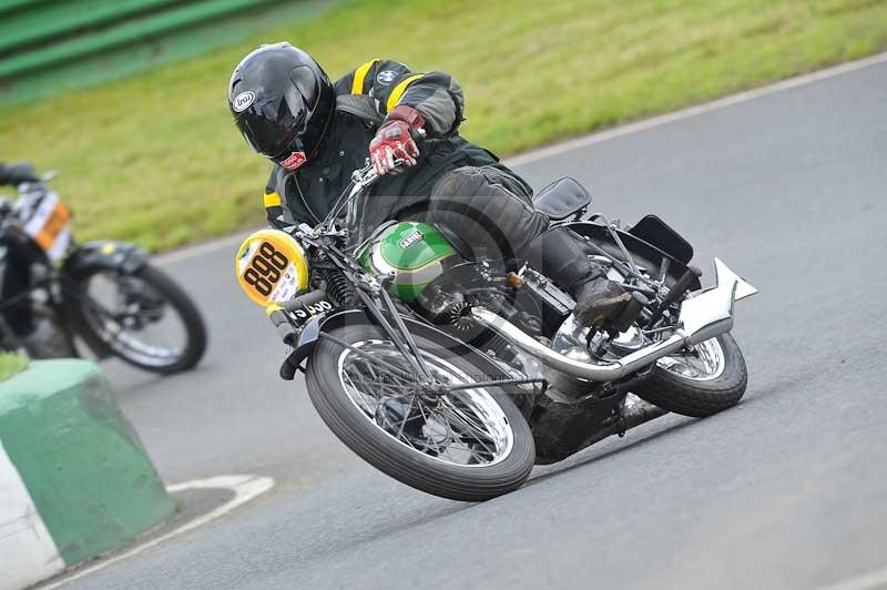 Mallory park Leicestershire;Mallory park photographs;Motorcycle action photographs;classic bikes;event digital images;eventdigitalimages;mallory park;no limits trackday;peter wileman photography;vintage bikes;vintage motorcycles;vmcc festival 1000 bikes