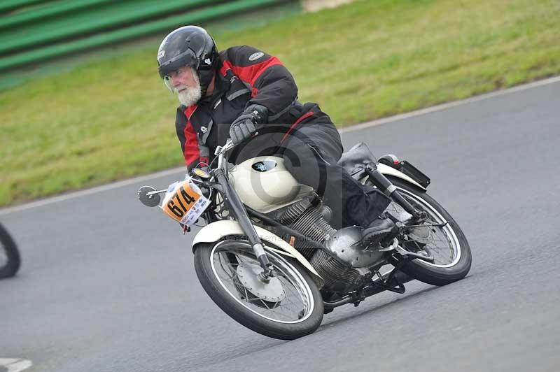 Mallory park Leicestershire;Mallory park photographs;Motorcycle action photographs;classic bikes;event digital images;eventdigitalimages;mallory park;no limits trackday;peter wileman photography;vintage bikes;vintage motorcycles;vmcc festival 1000 bikes