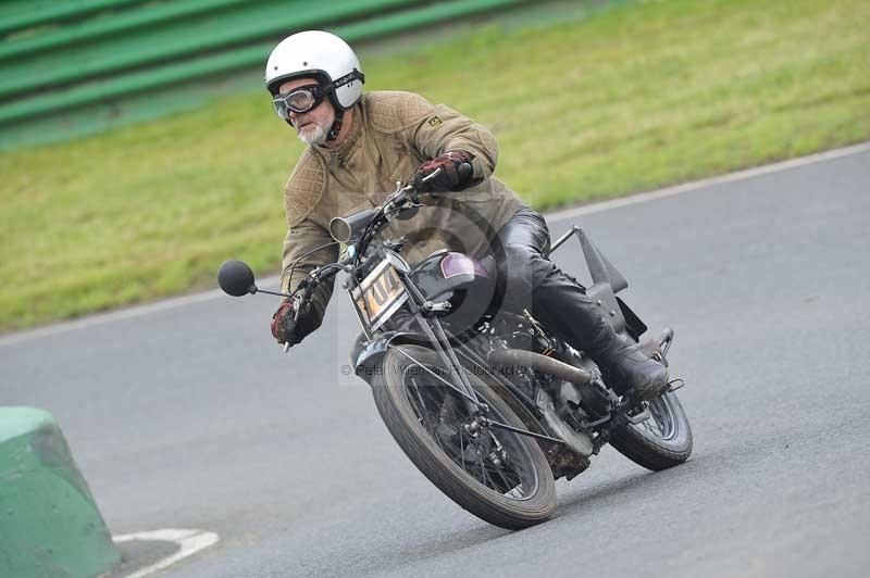 Mallory park Leicestershire;Mallory park photographs;Motorcycle action photographs;classic bikes;event digital images;eventdigitalimages;mallory park;no limits trackday;peter wileman photography;vintage bikes;vintage motorcycles;vmcc festival 1000 bikes