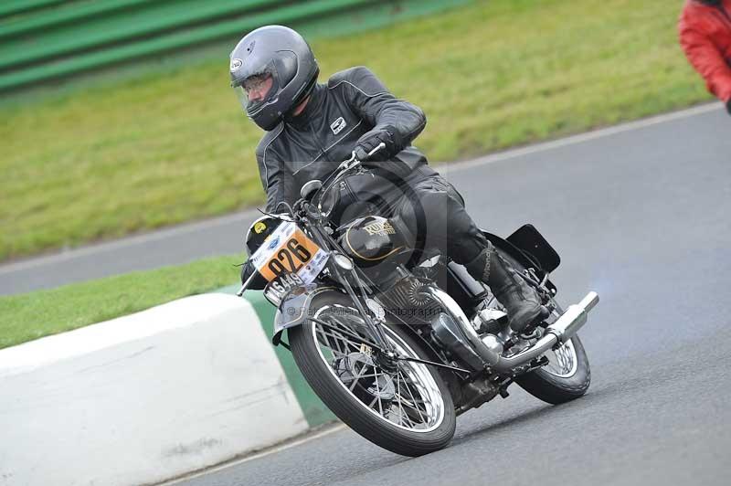 Mallory park Leicestershire;Mallory park photographs;Motorcycle action photographs;classic bikes;event digital images;eventdigitalimages;mallory park;no limits trackday;peter wileman photography;vintage bikes;vintage motorcycles;vmcc festival 1000 bikes