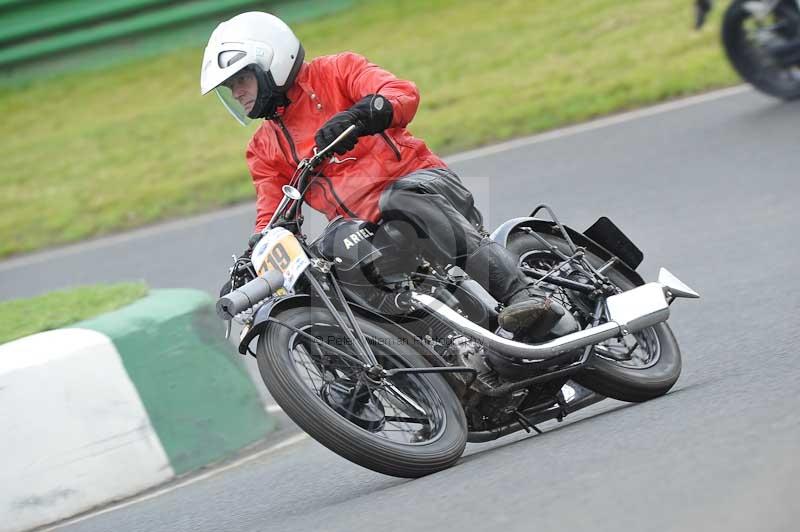 Mallory park Leicestershire;Mallory park photographs;Motorcycle action photographs;classic bikes;event digital images;eventdigitalimages;mallory park;no limits trackday;peter wileman photography;vintage bikes;vintage motorcycles;vmcc festival 1000 bikes