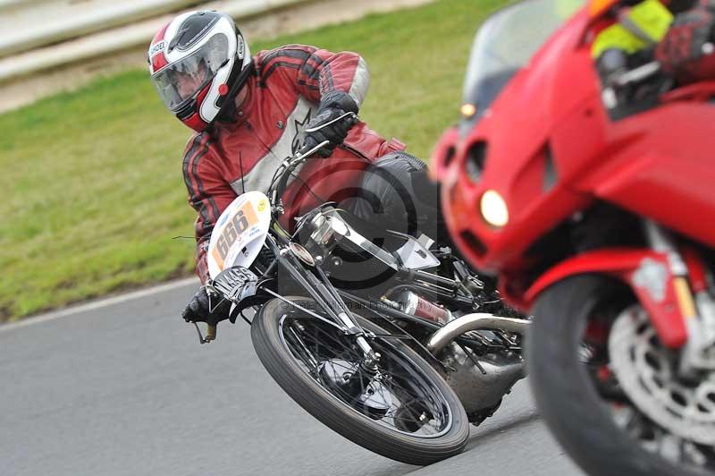 Mallory park Leicestershire;Mallory park photographs;Motorcycle action photographs;classic bikes;event digital images;eventdigitalimages;mallory park;no limits trackday;peter wileman photography;vintage bikes;vintage motorcycles;vmcc festival 1000 bikes
