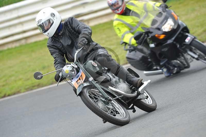 Mallory park Leicestershire;Mallory park photographs;Motorcycle action photographs;classic bikes;event digital images;eventdigitalimages;mallory park;no limits trackday;peter wileman photography;vintage bikes;vintage motorcycles;vmcc festival 1000 bikes