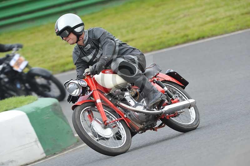 Mallory park Leicestershire;Mallory park photographs;Motorcycle action photographs;classic bikes;event digital images;eventdigitalimages;mallory park;no limits trackday;peter wileman photography;vintage bikes;vintage motorcycles;vmcc festival 1000 bikes