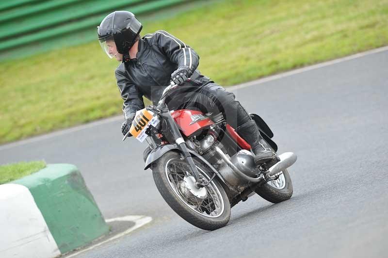Mallory park Leicestershire;Mallory park photographs;Motorcycle action photographs;classic bikes;event digital images;eventdigitalimages;mallory park;no limits trackday;peter wileman photography;vintage bikes;vintage motorcycles;vmcc festival 1000 bikes