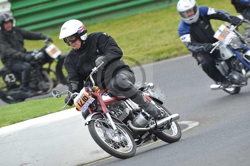 Mallory park Leicestershire;Mallory park photographs;Motorcycle action photographs;classic bikes;event digital images;eventdigitalimages;mallory park;no limits trackday;peter wileman photography;vintage bikes;vintage motorcycles;vmcc festival 1000 bikes