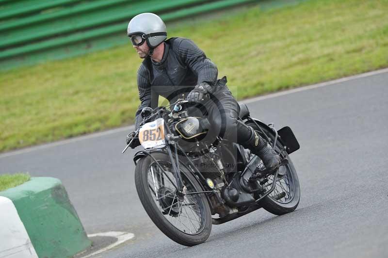 Mallory park Leicestershire;Mallory park photographs;Motorcycle action photographs;classic bikes;event digital images;eventdigitalimages;mallory park;no limits trackday;peter wileman photography;vintage bikes;vintage motorcycles;vmcc festival 1000 bikes