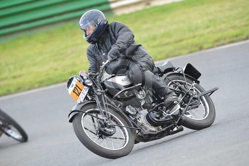 Mallory park Leicestershire;Mallory park photographs;Motorcycle action photographs;classic bikes;event digital images;eventdigitalimages;mallory park;no limits trackday;peter wileman photography;vintage bikes;vintage motorcycles;vmcc festival 1000 bikes