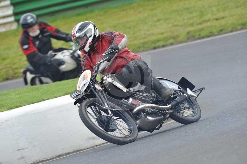 Mallory park Leicestershire;Mallory park photographs;Motorcycle action photographs;classic bikes;event digital images;eventdigitalimages;mallory park;no limits trackday;peter wileman photography;vintage bikes;vintage motorcycles;vmcc festival 1000 bikes